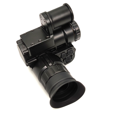 1x24mm zet de Infrarode Telescoop van de Nachtvisie, Monocular van de Nachtvisie met Helm op