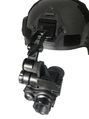 1x24mm zet de Infrarode Telescoop van de Nachtvisie, Monocular van de Nachtvisie met Helm op