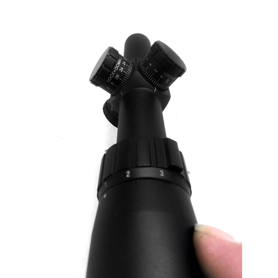 Het openlucht Regelbare Werkingsgebied 1-4x24 die van het Gezoemgeweer het Tactische Schieten jagen